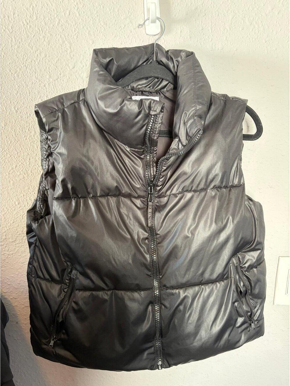 Old Navy black puffer vest size M